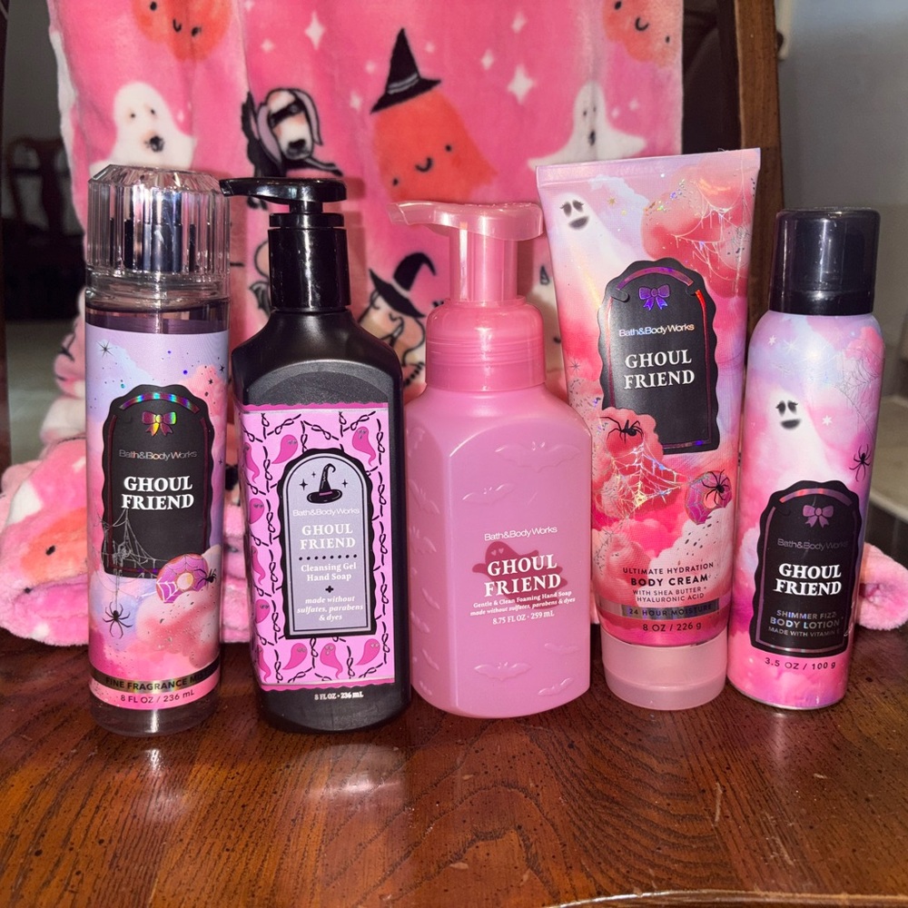 (2025) Bath & Body Works Ghoul friend set with Spooky Pink Plush Throw - Picture 2 of 4